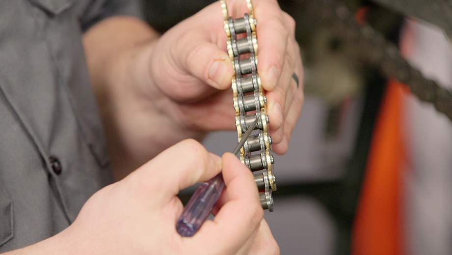 Kiểm tra dây sên trước khi vệ sinh